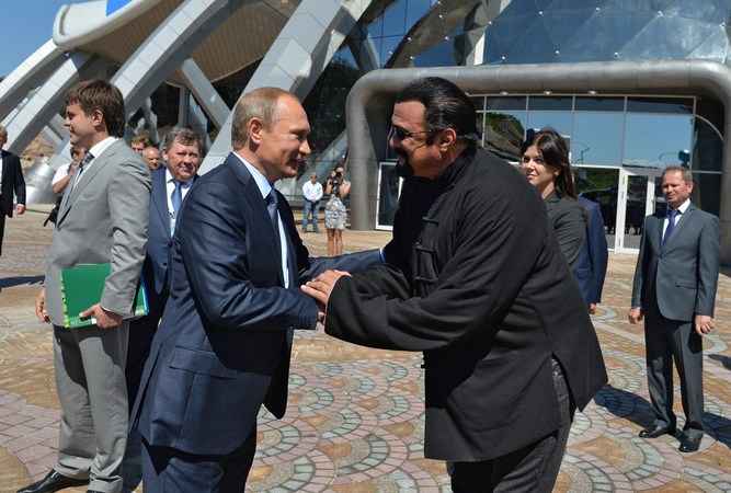 O encontro de Vladimir Putin e Steven Seagal (foto: ALEXEY DRUZHININ/AFP)